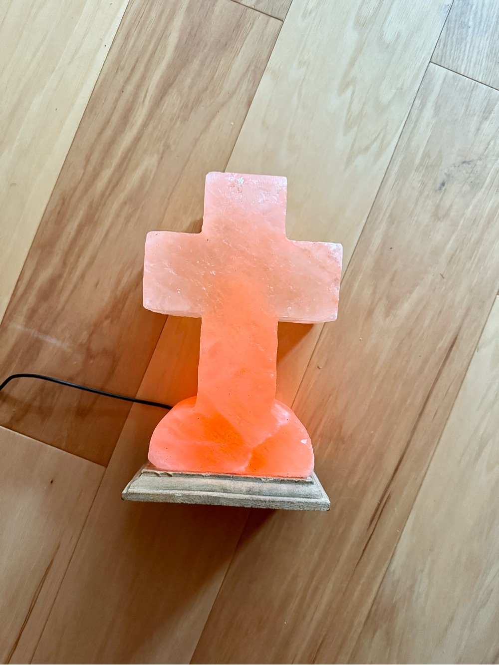 Beautiful Himalayan salt stone cross lamp - Picture 8 of 13